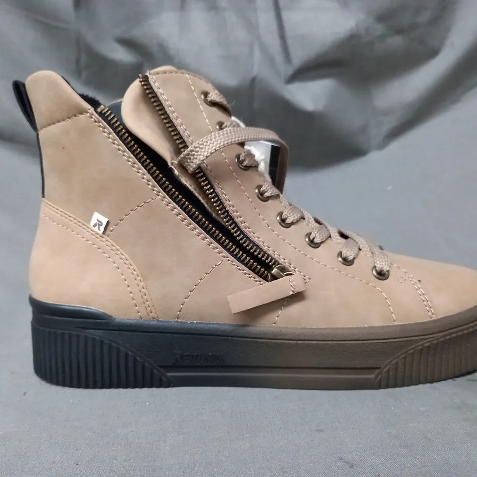 BOXED PAIR OF RIEKER PLATFORM ANKLE BOOTS IN CAMEL SIZE 6.5