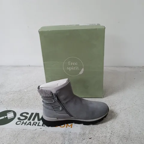 FREE SPIRIT WOMEN'S GREY WINTER BOOT WITH FUR LINING - UK 5