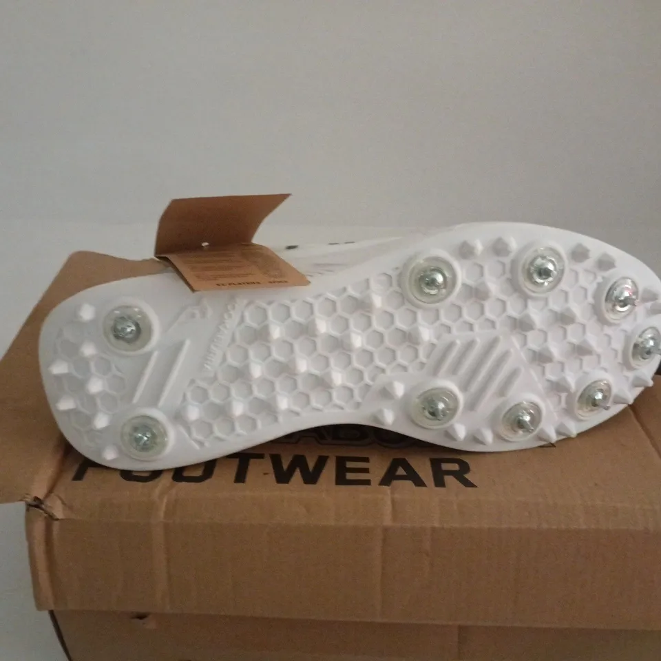 KOOKABURRA WHITE CRICKET TRAINER SPIKED UK 10.5 BOXED
