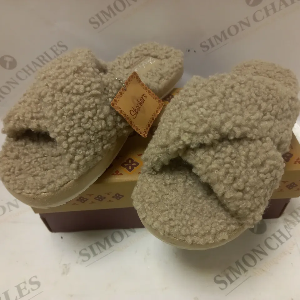 BOXED SKETCHERS COZY SLIDERS - SIZE 7