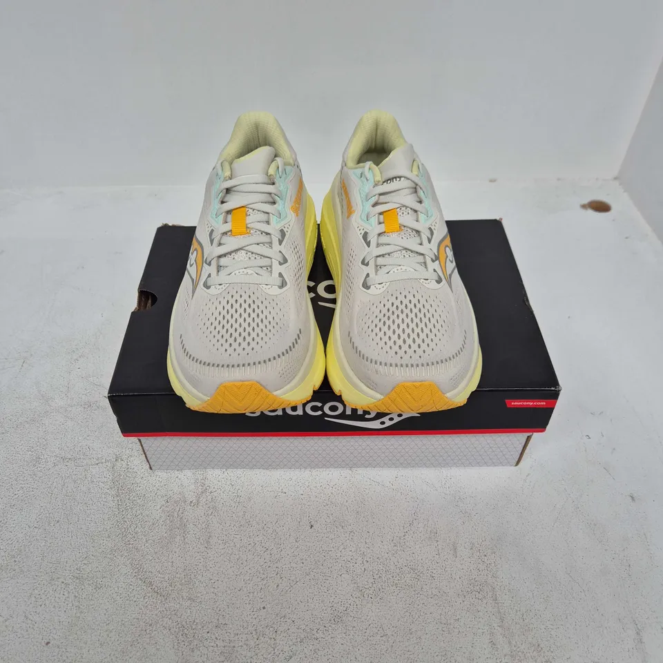 BOXED PAIR OF SAUCONY GUIDE 19 TRAINERS IN GREY/YELLOW - UK 7