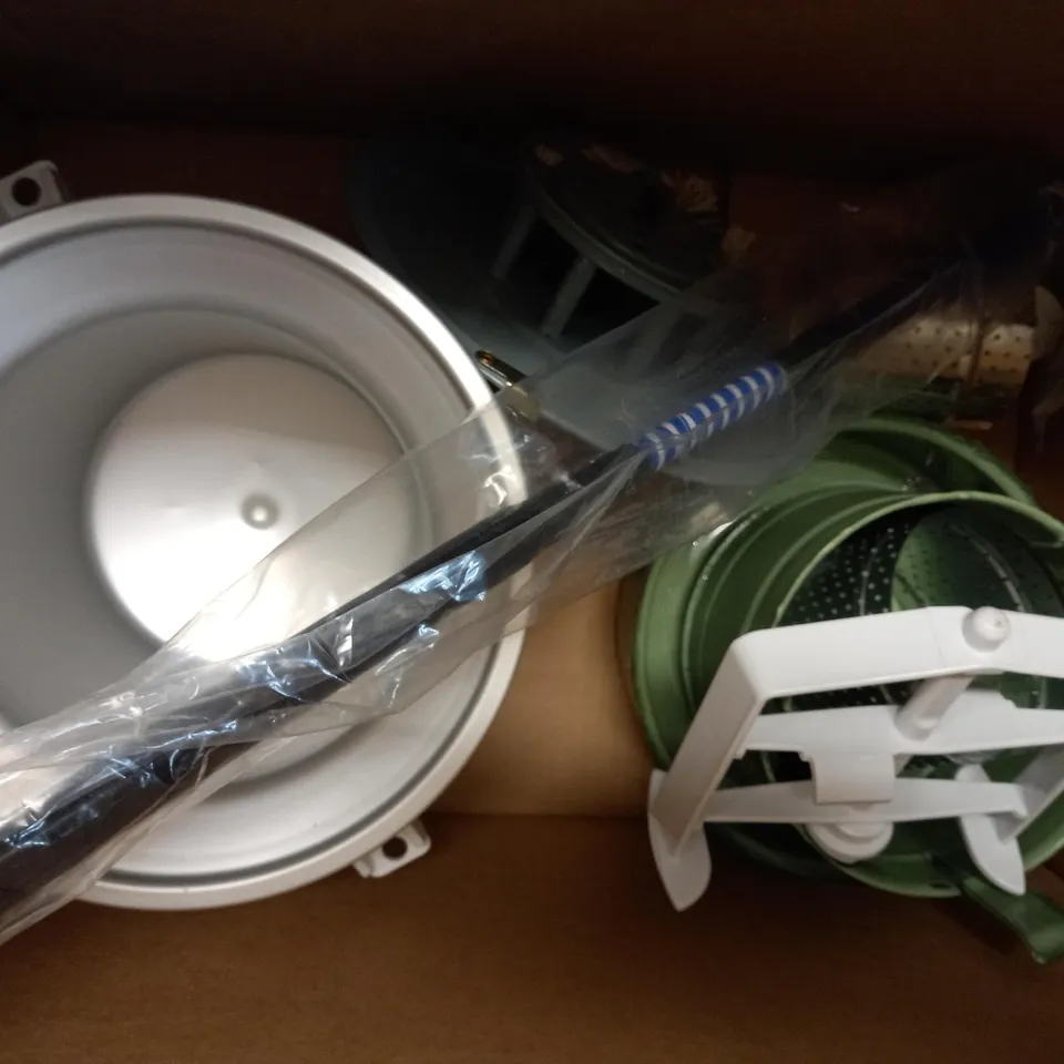 BOX OF APPROXIMATELY 5 ASSORTED HOUSEHOLD ITEMS TO INCLUDE STEAMWORKS PORTABLE IRON, DESIGNER STYLE PACK OF INDUSTRIAL STRAPS, WOOF WEAR PERFORMANCE WHIP, ETC