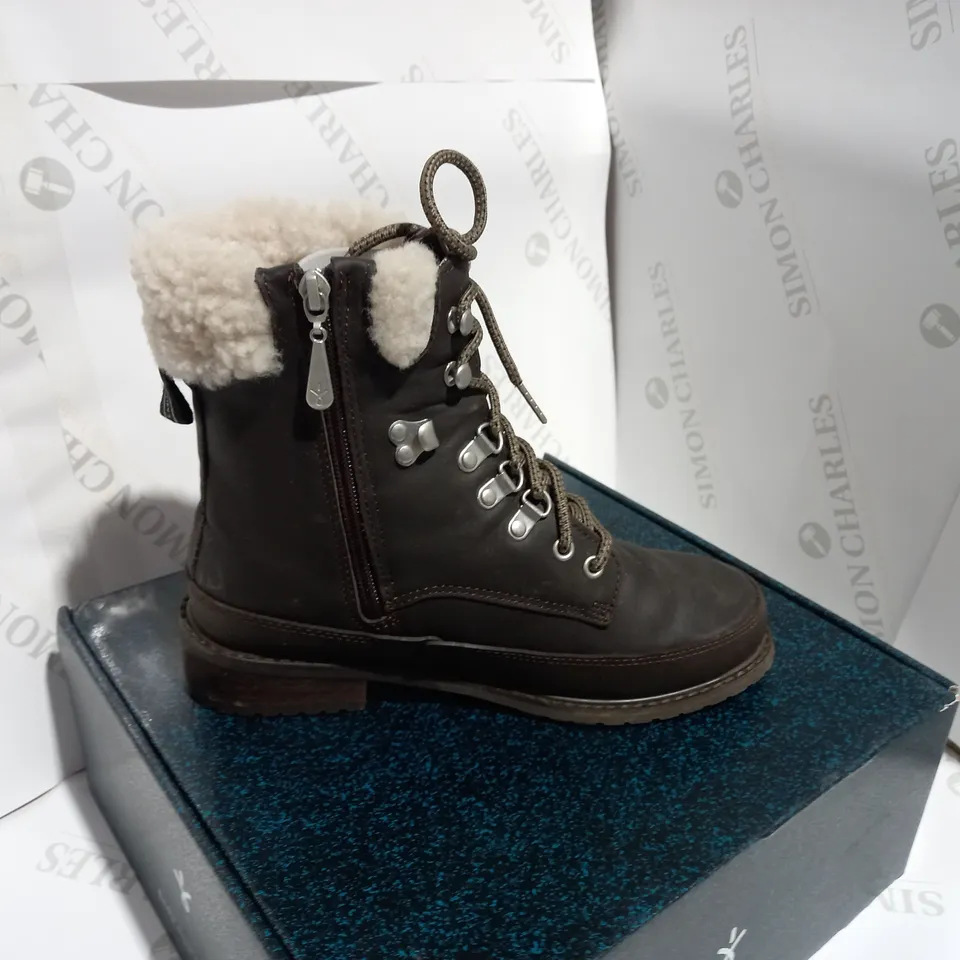 BOXED PAIR OF EMU WINTER BOOTS - SIZE 6