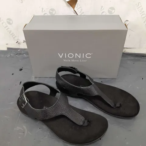 BOXED PAIR OF VIONIC BLACK SANDALS IN SIZE 6