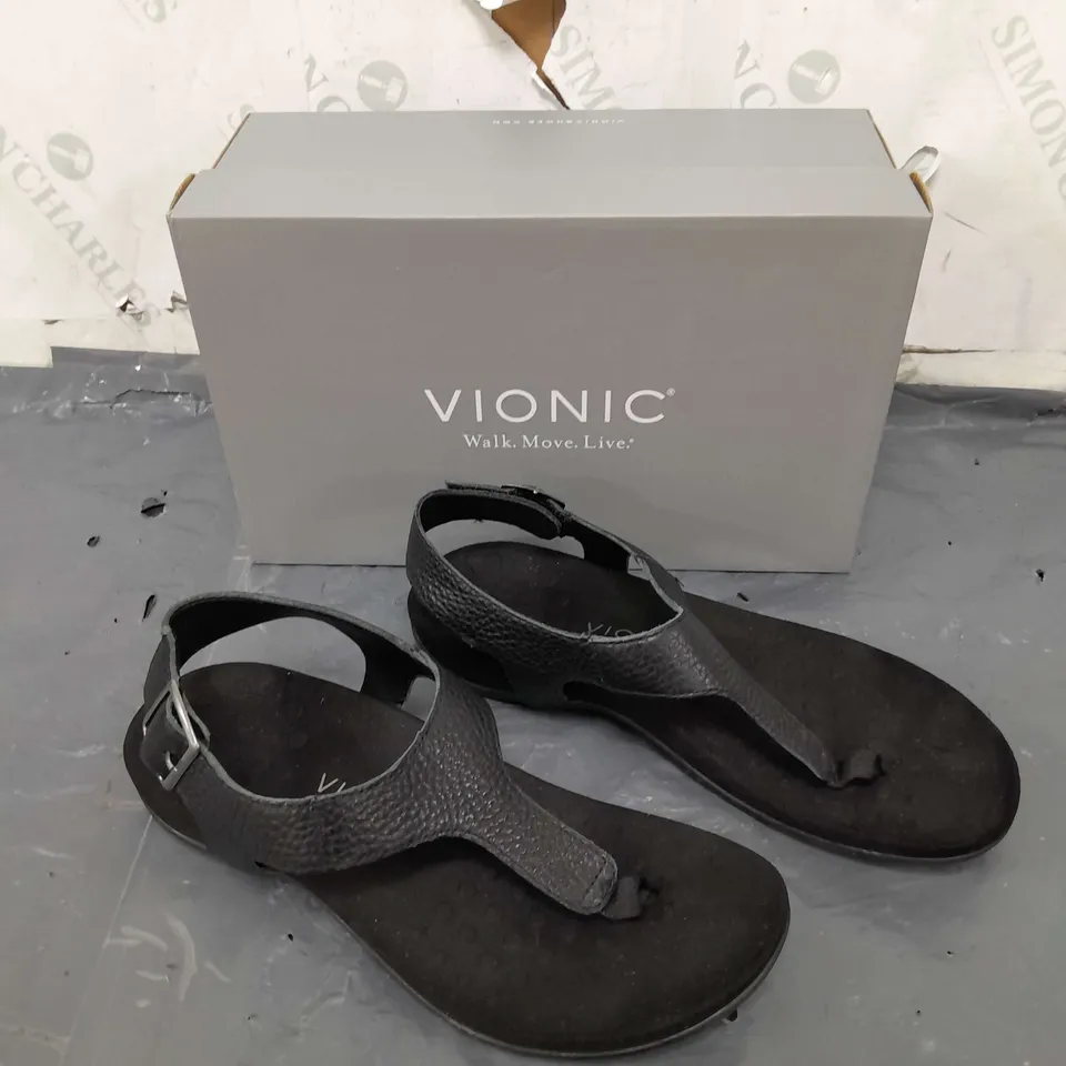 BOXED PAIR OF VIONIC BLACK SANDALS IN SIZE 6