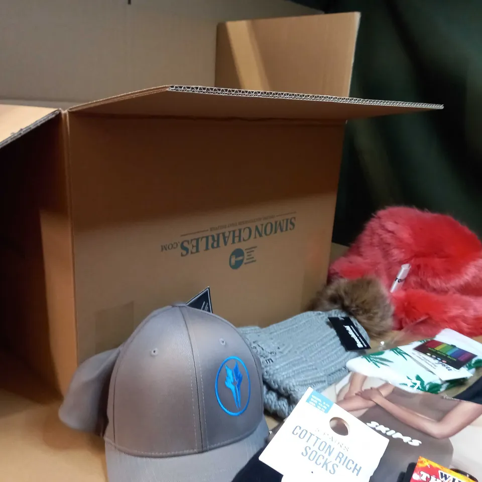 LOT OF APPROX. 15 ASSORTED CLOTHING ACCESSORIES  IN VARYING SIZES/COLOURS/STYLES TO INCLUDE: HAT, BAGS, SOCKS