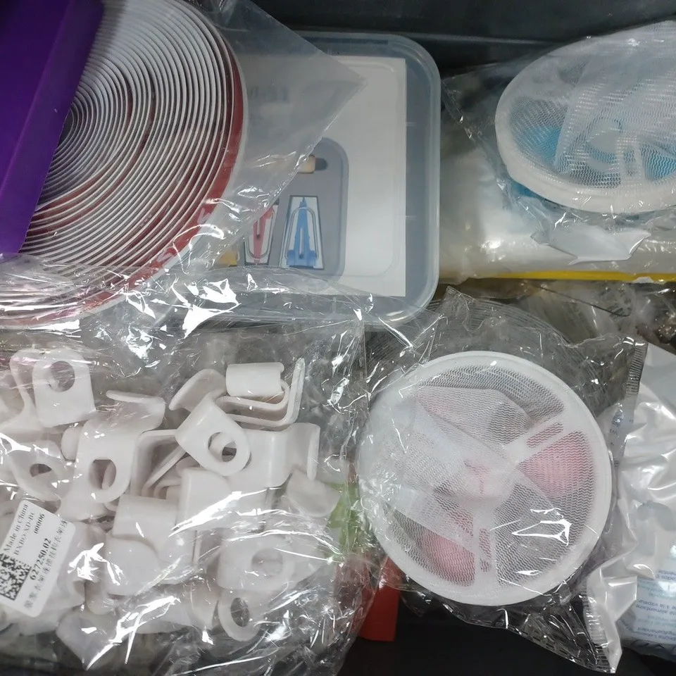 APPROXIMATELY 10 ASSORTED HOUSEHOLD ITEMS TO INCLUDE FLIPCHART MARKERS, CLUTCH TOOLS, ETC