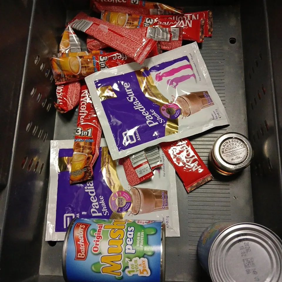 APPROXIMATELY 12 ASSORTED FOOD & DRINK ITEMS TO INCLUDE - HOTEL CHOCOLAT HAPPY BIRTHDAY BOX - TWIZZLERS STRAWBERRY - THE CHESHIRE CHEESE RED CHILLI JAM - ETC