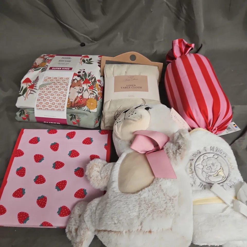 BOX OF APPROXIMATELY 12 ASSORTED BEDDING & SOFT FABRICS ITEMS TO INCLUDE - DUVET SET - PLUSH TOY - LINEN TABLECLOTH