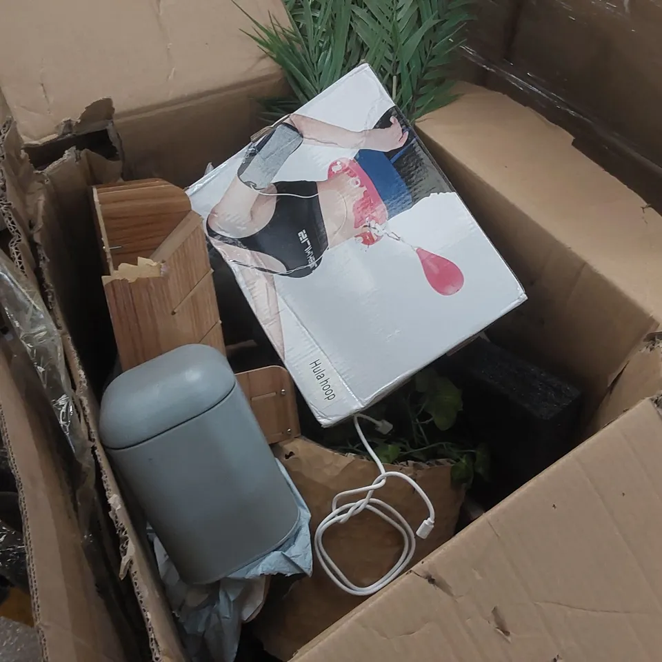 PALLET OF ASSORTED ITEMS INCLUDING: GAMING DESKS, DOOR MAT, HULA HOOP, ARTIFICIAL PLANT ECT