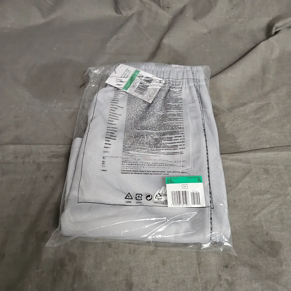 NIKE KIDS REPEAT TAPE SHORTS IN GREY SIZE XL