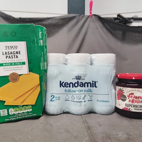 APPROXIMATELY 5 ASSORTED FOOD AND DRINK ITEMS TO INCLUDE LASAGNE PASTA, KENDAMIL FOLLOW-ON MILK, ETC