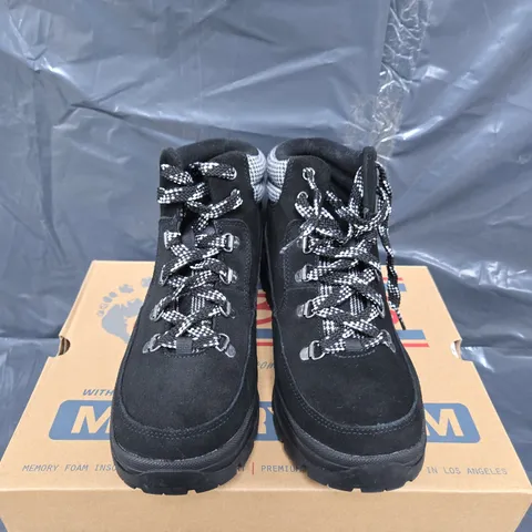 BOXED PAIR OF BOBS BY SKECHERS WOMENS HIKING BOOTS - UK SIZE 6