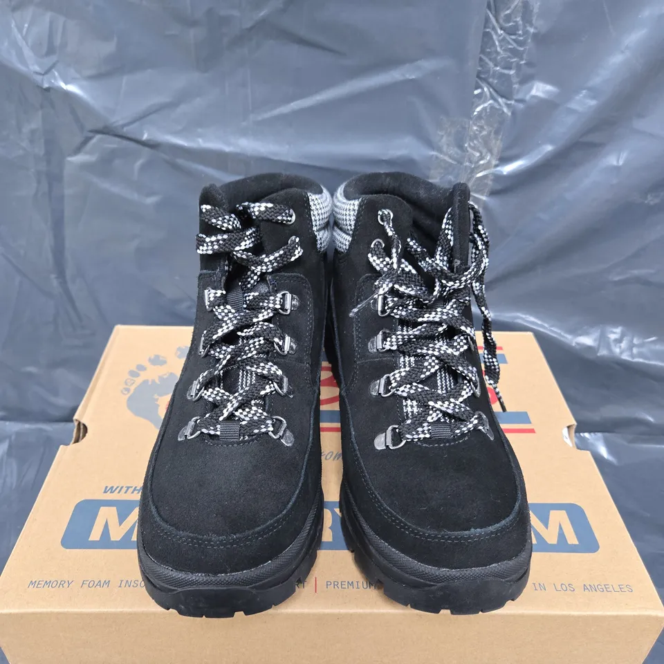 BOXED PAIR OF BOBS BY SKECHERS WOMENS HIKING BOOTS - UK SIZE 6