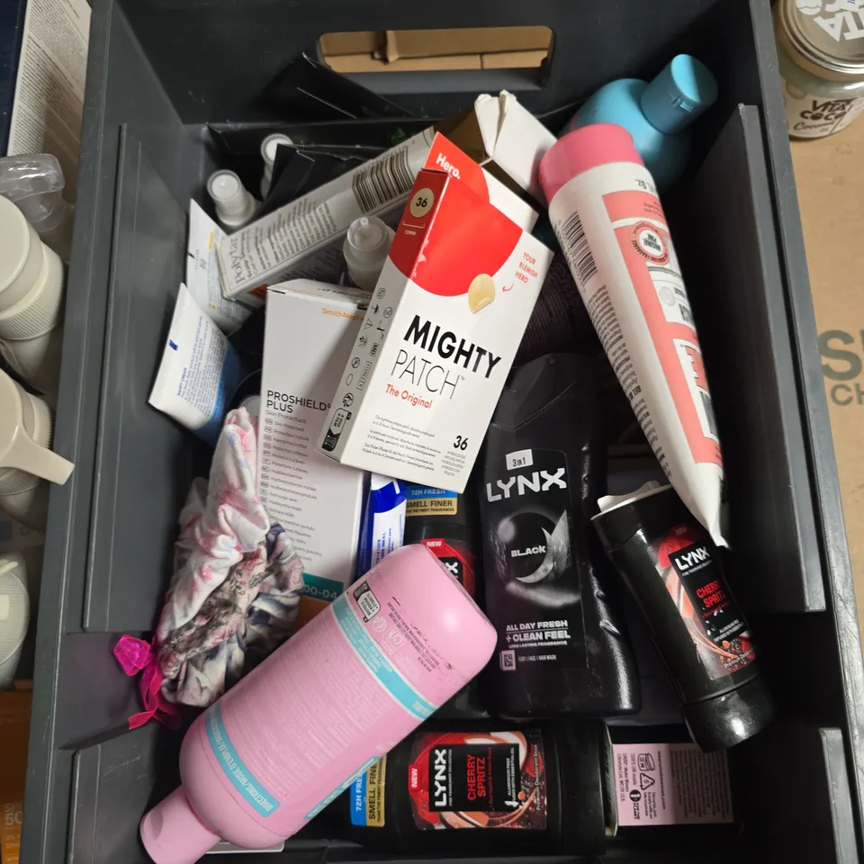 APPROXIMATELY 15 ASSORTED HEALTH & BEAUTY PRODUCTS TO INCLUDE LYNX CHERRY SPRITZ ROLL ON, PIZ BUIN SUNCREAM, VITA COCO COCONUT OIL ETC - COLLECTION ONLY
