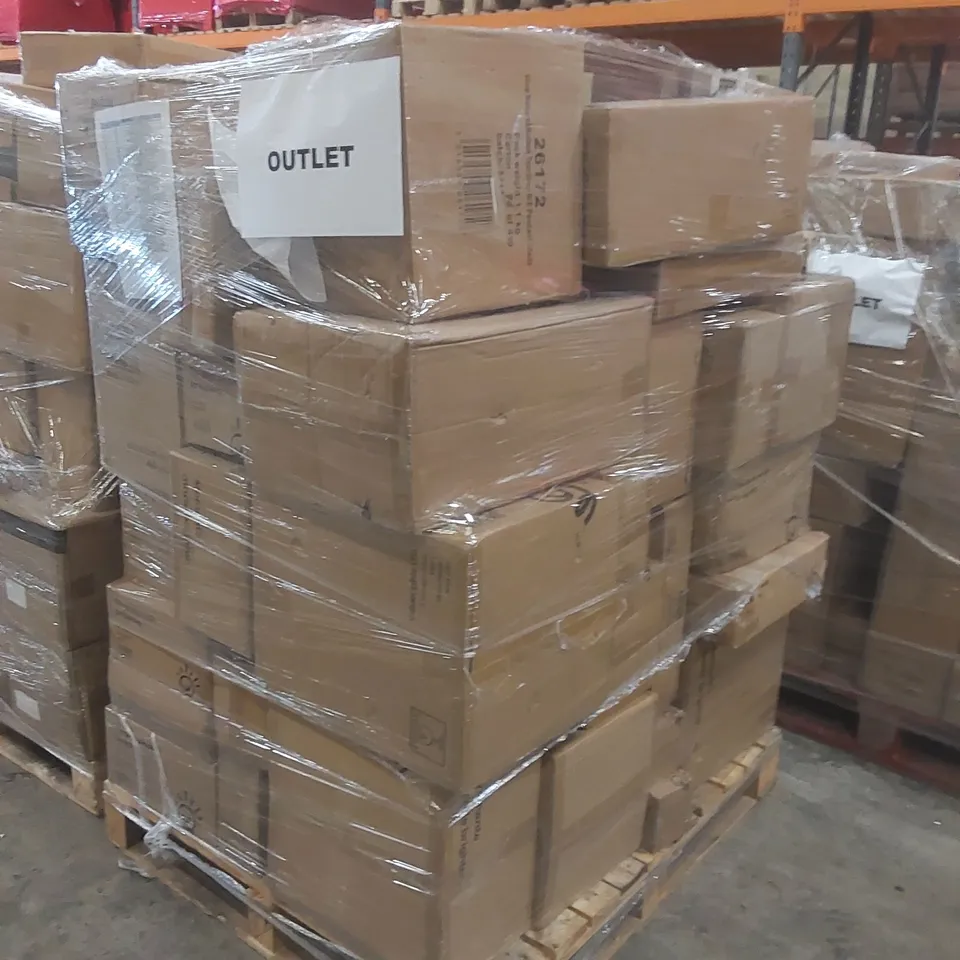 PALLET CONTAINING A VERY LARGE QUANTITY OF HOME LIGHTING PRODUCTS