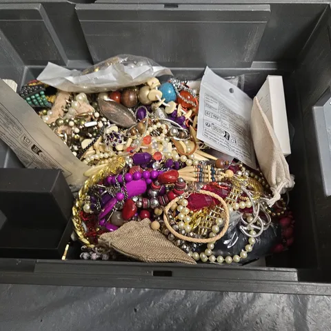 LARGE QUANTITY OF ASSORTED JEWELLERY AND WATCHES