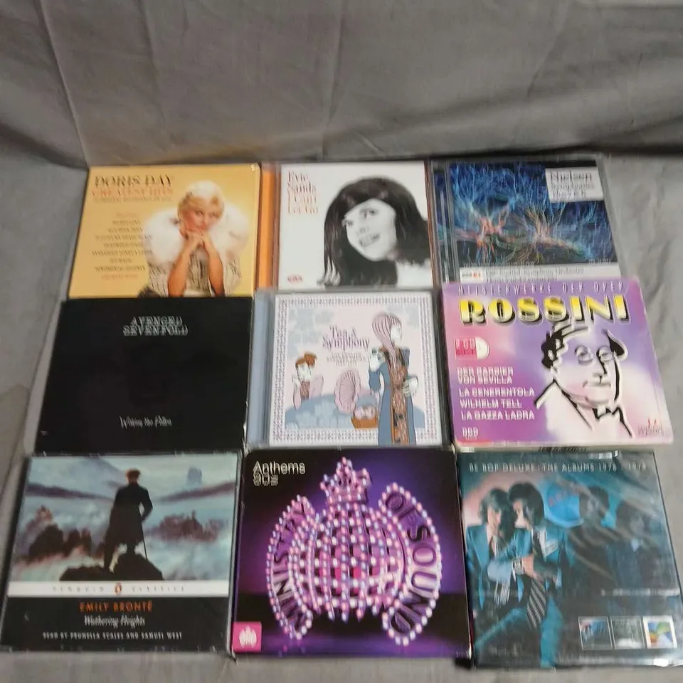 APPROXIMATELY 30 ASSORTED CD ALBUMS AND COMPILATIONS TO INCLUDE DORIS DAY, AVENGED SEVENFOLD, ROSSINI ETC