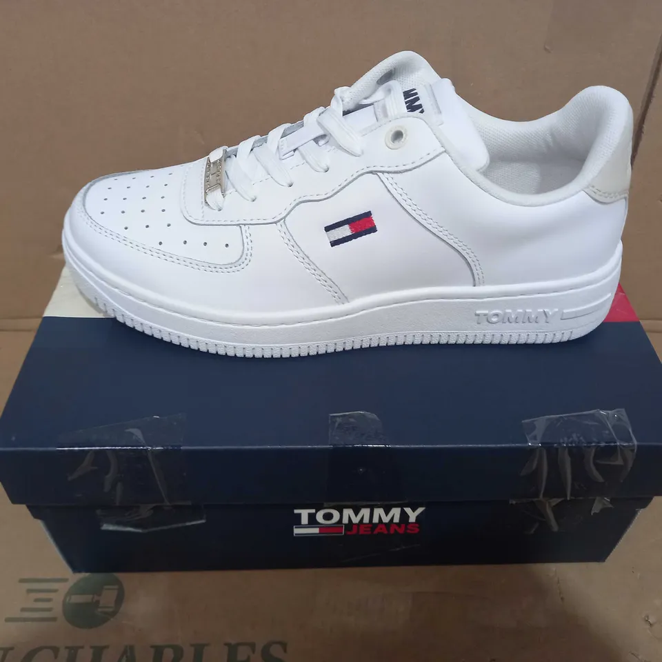 BOXED PAIR OF TOMMY JEANS TRAINERS IN WHITE EU SIZE 38