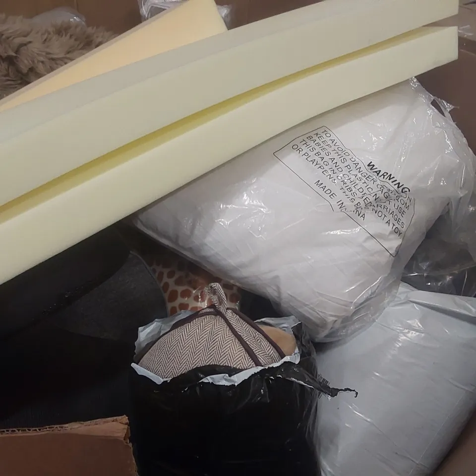 PALLET CONTAINING A LARGE QUANTITY OF ASSORTED CUSHIONS, PILLOWS AND RELATED ITEMS ECT