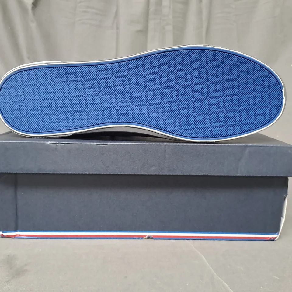 BOXED PAIR OF TOMMY HILFIGER SHOES IN BLACK UK SIZE 13