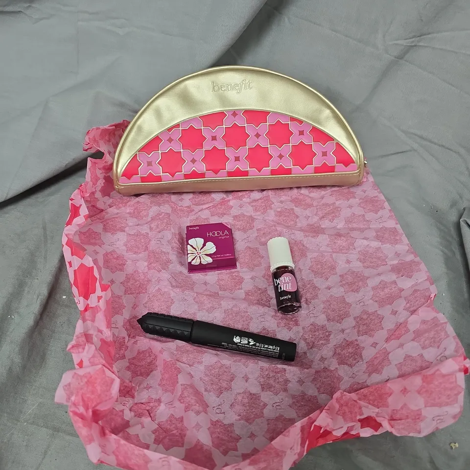 BENEFIT MAKE-UP POUCH SET WITH HOOLA BRONZER MINI, BENETINT & MASCARA – PINK/GOLD