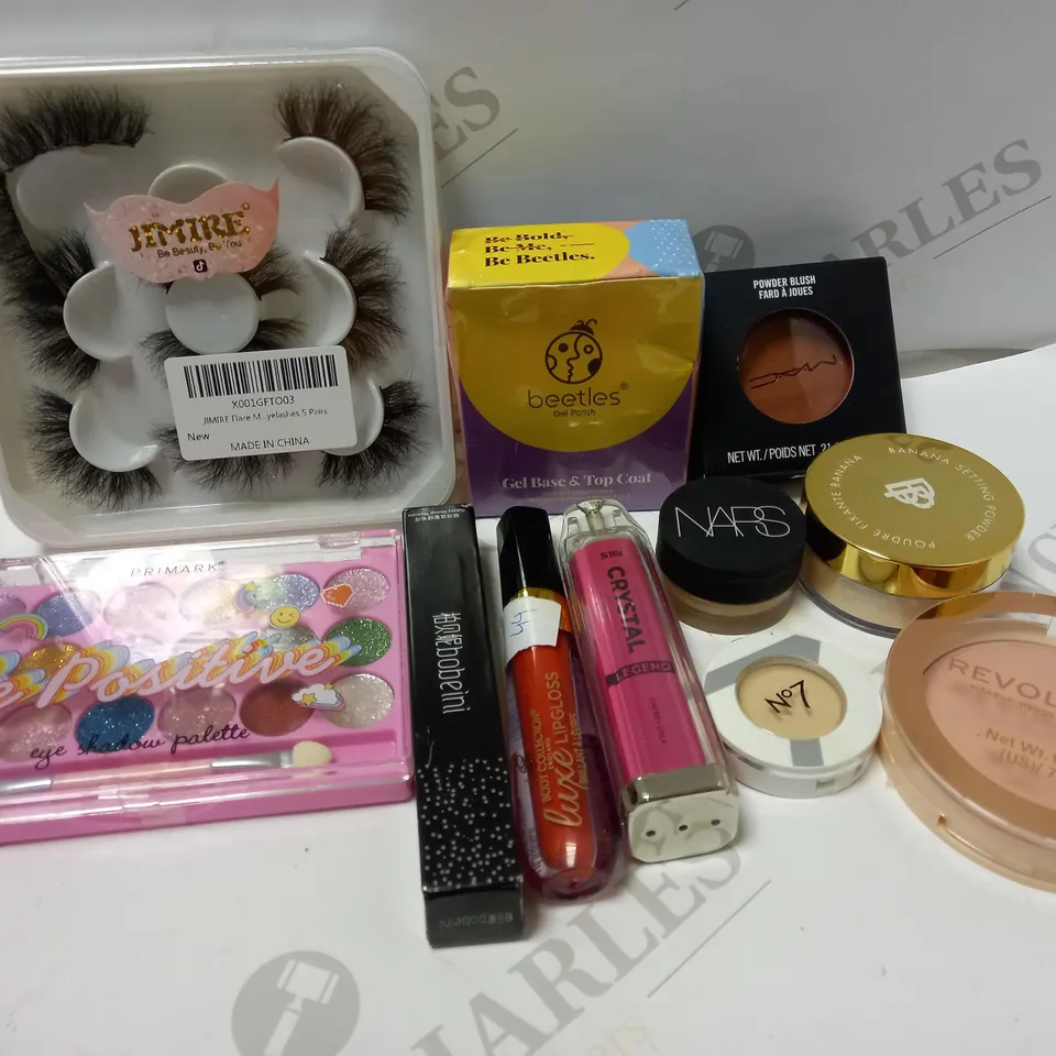 LOT OF APPROX 10 ASSORTED MAKEUP PRODUCTS TO INCLUDE NARS COMPLETE CONCEALOR LIGHT 2.2 NOUGATINE, MAC POWDER BLUSH BURNT PEPPER, REVOLUTION BLUSHER SWEET PEA, ETC