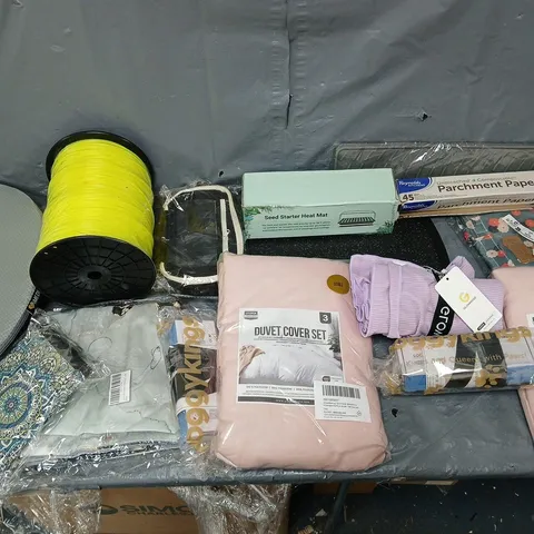 BOX OF APPROXIMATELY 12 ASSORTED HOUSEHOLD ITEMS TO INCLUDE - DUVET COVER SETS, MEDIC PILLOW, AND PARCHMENT PAPER ETC. 