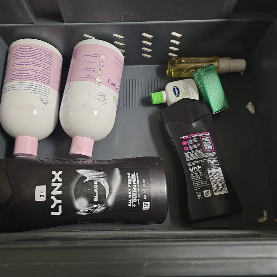 LOT OF APPROXIMATELY 17 ASSORTED HEALTH AND BEAUTY ITEMS TO INCLUDE LYNX BODY WASH AND BOOTS MOISTURISING LOTION