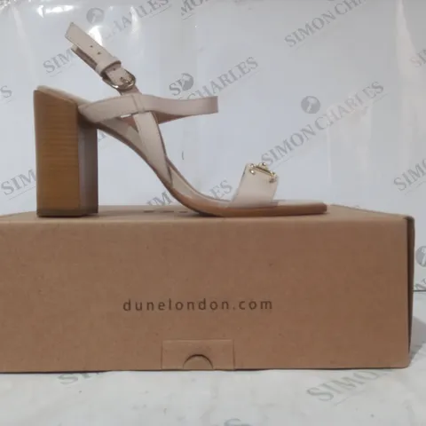 BOXED PAIR OF DUNE LONDON LEATHER SNAFFLE BLOCK HEEL SANDALS IN BEIGE SIZE 6