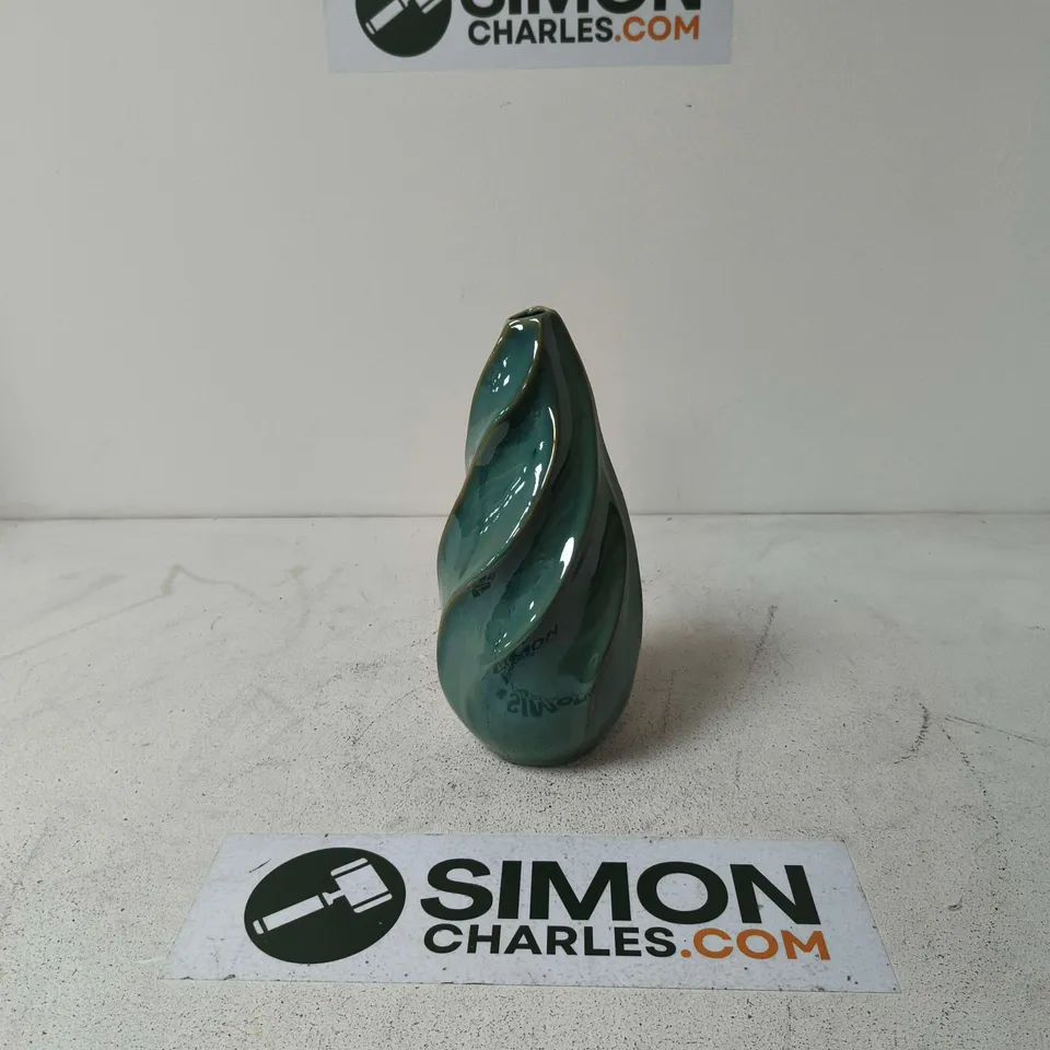GISELA GRAHAM GREEN SWIRL DESIGN VASE