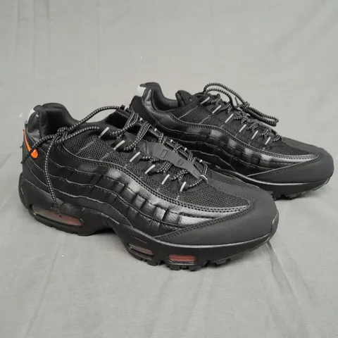 UNBOXED PAIR OF NIKE AIRMAX 95 SNEAKER BLACK/ORANGE SIZE UK 9
