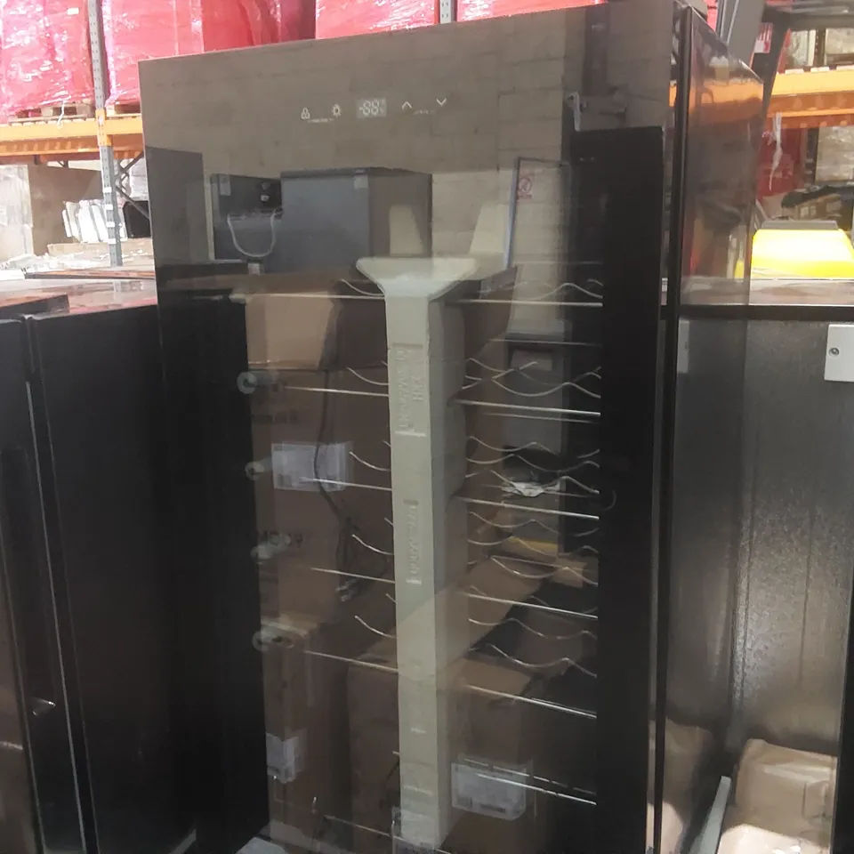 RUSSELL HOBBS GLASS DOOR DRINKS FRIDGE