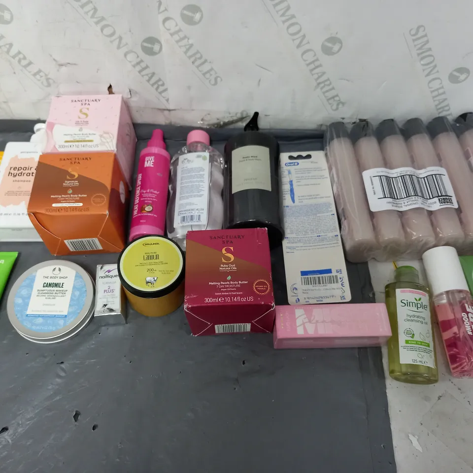 BOX OF APPROXIMATELY 12 ASSORTED COSMETIC ITEMS TO INCLUDE - SS RUBY OUD - GEORGIAMANE REPAIR&HYDRATE SHAMPOO - THE BODY SHOP CAMOMILE ETC. 