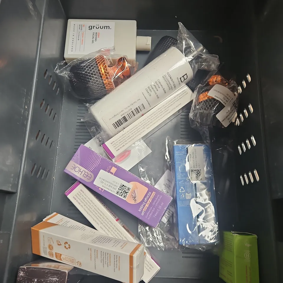 APPROXIMATELY 20 ASSORTED HEALTH & BEAUTY PRODUCTS TO INCLUDE - HAIRBURST CONDITIONER - KYLIE WATERPROOF EYELINER - GIVE ME BLONDE SHOT - ETC