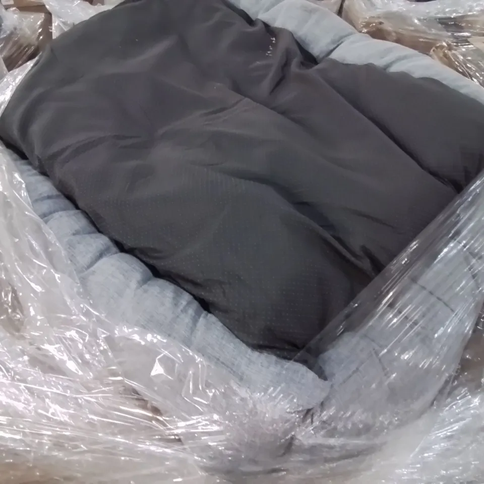 PALLET CONTAINING VARIOUS ASSORTED BOXED ITEMS TO INCLUDE: LARGE PET BED, CEILING LAMP, WATER FOUNTAIN, COSMETIC ORGANISER ECT.