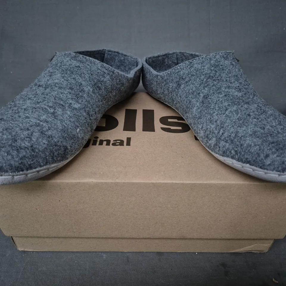 BOXED PAIR OF VOLLSJO SLIPPERS IN GREY UK SIZE 7