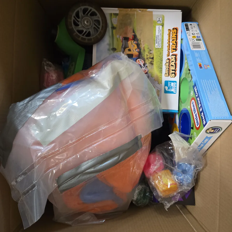 APPROXIMATELY 15 ASSORTED TOYS & GAMES TO INLCUDE PUZZLES, SQUISHIES, MINECRAFT LAMP ETC 