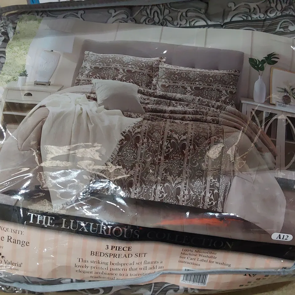 DESIGNER CLINTONVILLE DOUBLE BEDSPREAD SET WITH PILLOW CASES