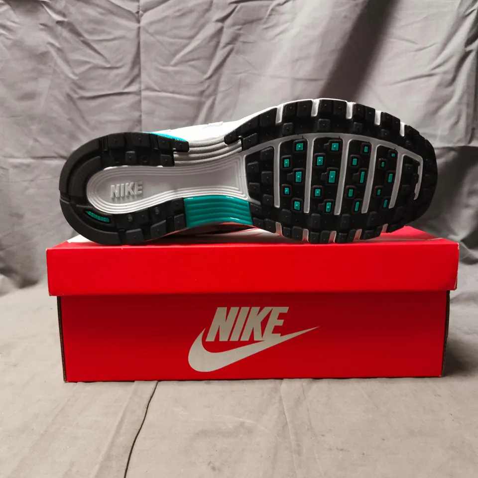 BOXED PAIR OF NIKE P-6000 TRAINERS IN WHITE/SILVER/BLUE SIZE UK 10