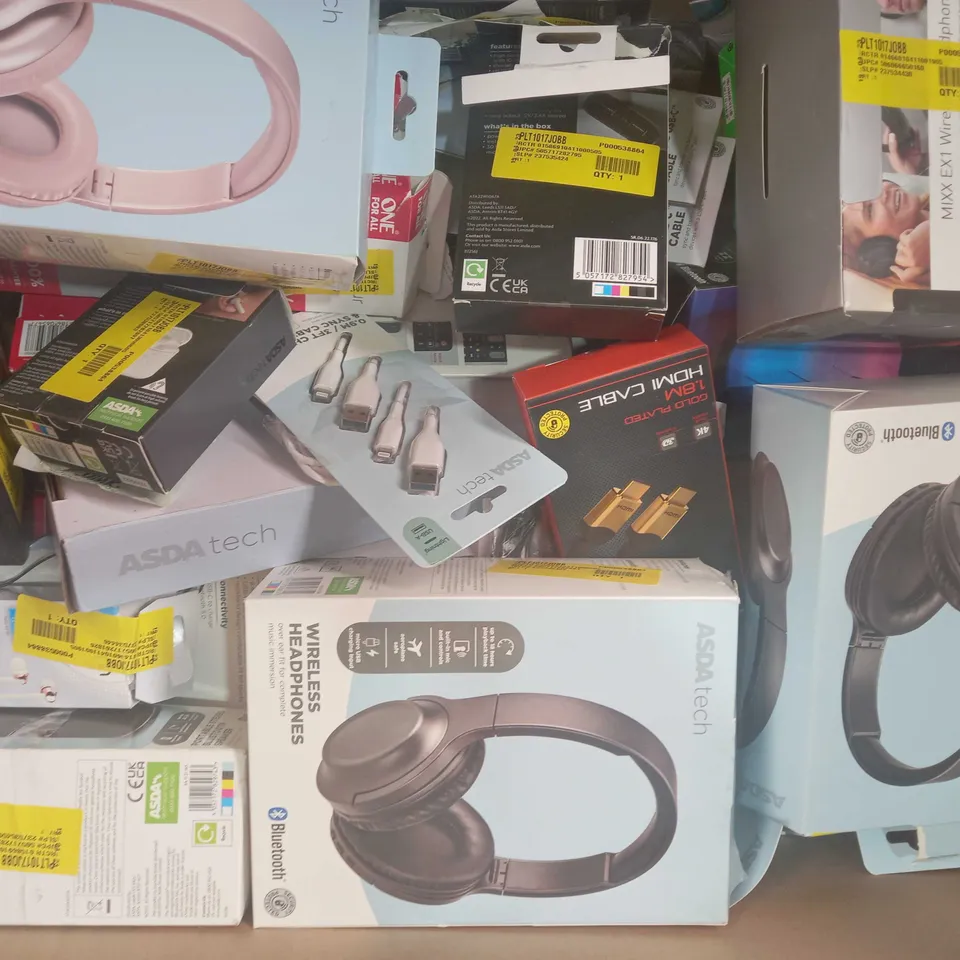 BOX OF APPROXIMATELY 30 ASSORTED ELECTRICAL ITEMS TO INCLUDE MIXX STREAMBUDS AX, ASDA TECH FM ALARM CLOCK, BLACKWEB SYNC AND CHARGE CABLE, ETC