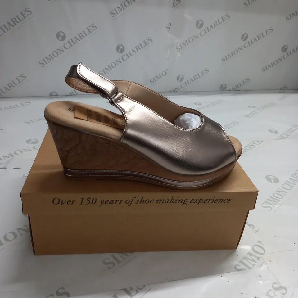 BOXED PAIR OF CUSHION WALK WEDGE HEEL SHOES IN GOLD - SIZE 5