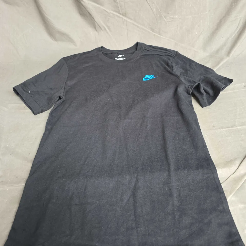 NIKE LOGO TSHIRT IN BLACK/BLUE SIZE XS