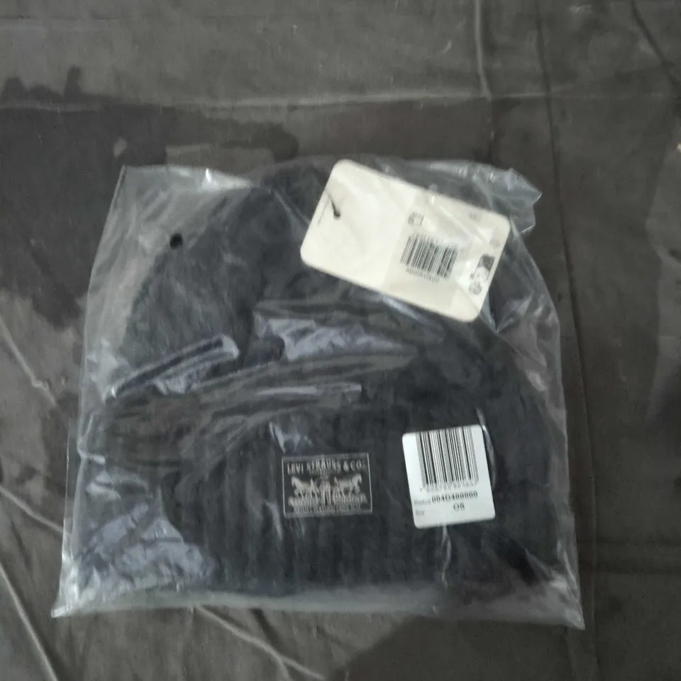 BOX OF APPROXIMATELY 25 ASSORTED CLOTHING ITEMS TO INCLUDE: NIKE SOCKS AND LEVI HAT