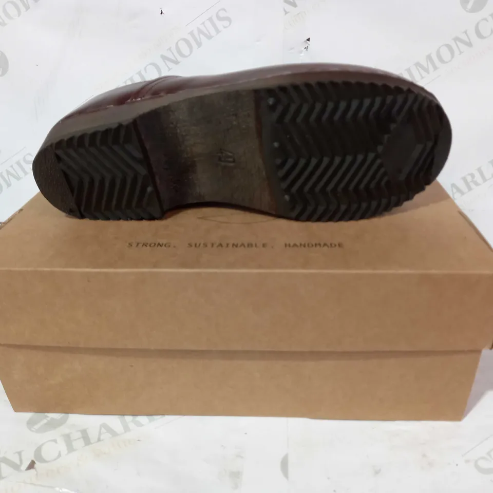 BOXED PAIR OF KITTY CLOGS LOW HEEL SHOES IN BROWN EU SIZE 40