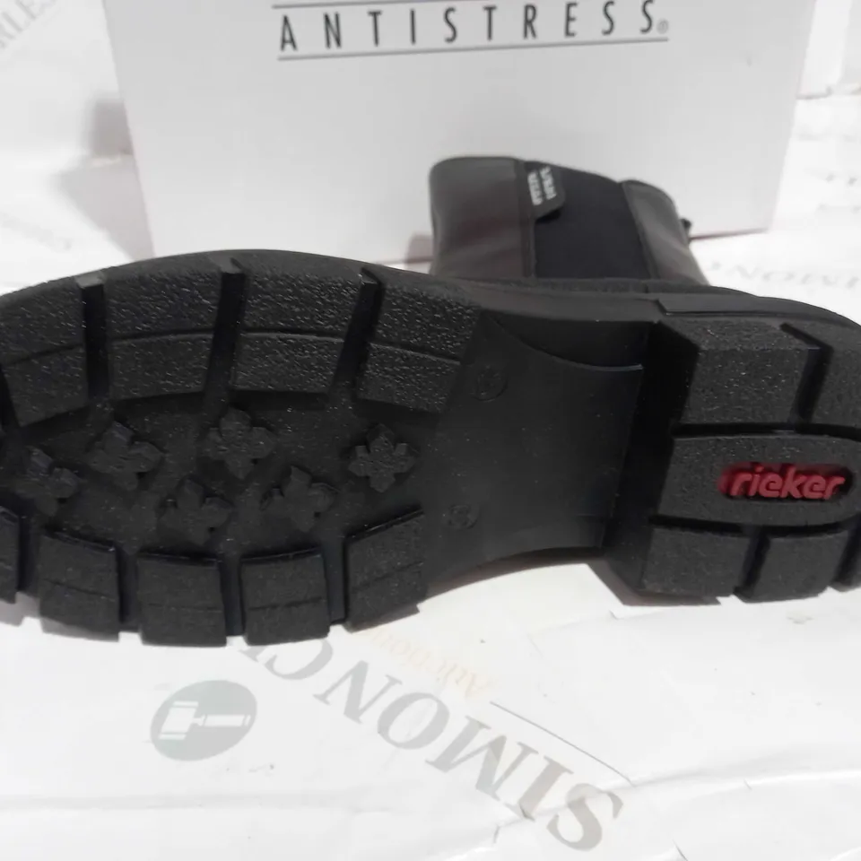 RIEKER CHELSEA BOOT IN BLACK SIZE 6