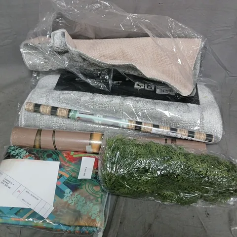 APPROXIMATELY 15 ASSORTED HOUSEHOLD PRODUCTS TO INCLUDE BATH MAT SET, WALLPAPER, FAUX FOLIAGE DECOR, ETC