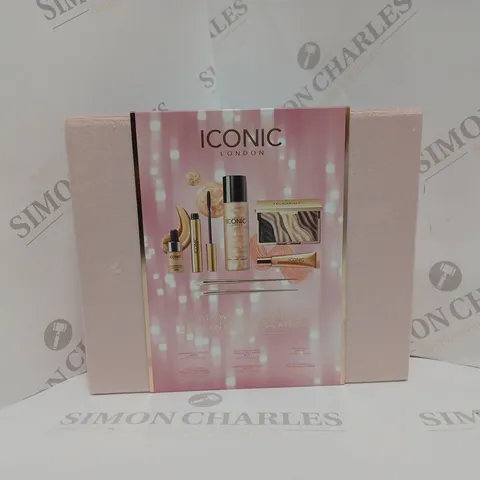 BOXED ICONIC LONDON GLOWING OUT-OUT BEAUTY SET