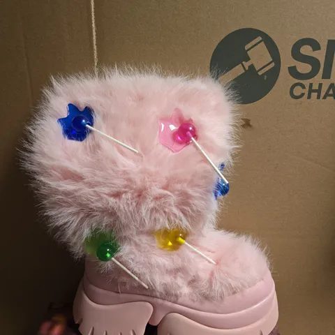 BOXED PAIR OF KOI HAIRY LOLLIPOP SNOW BOOTS - CANDY PINK - UK SIZE 5
