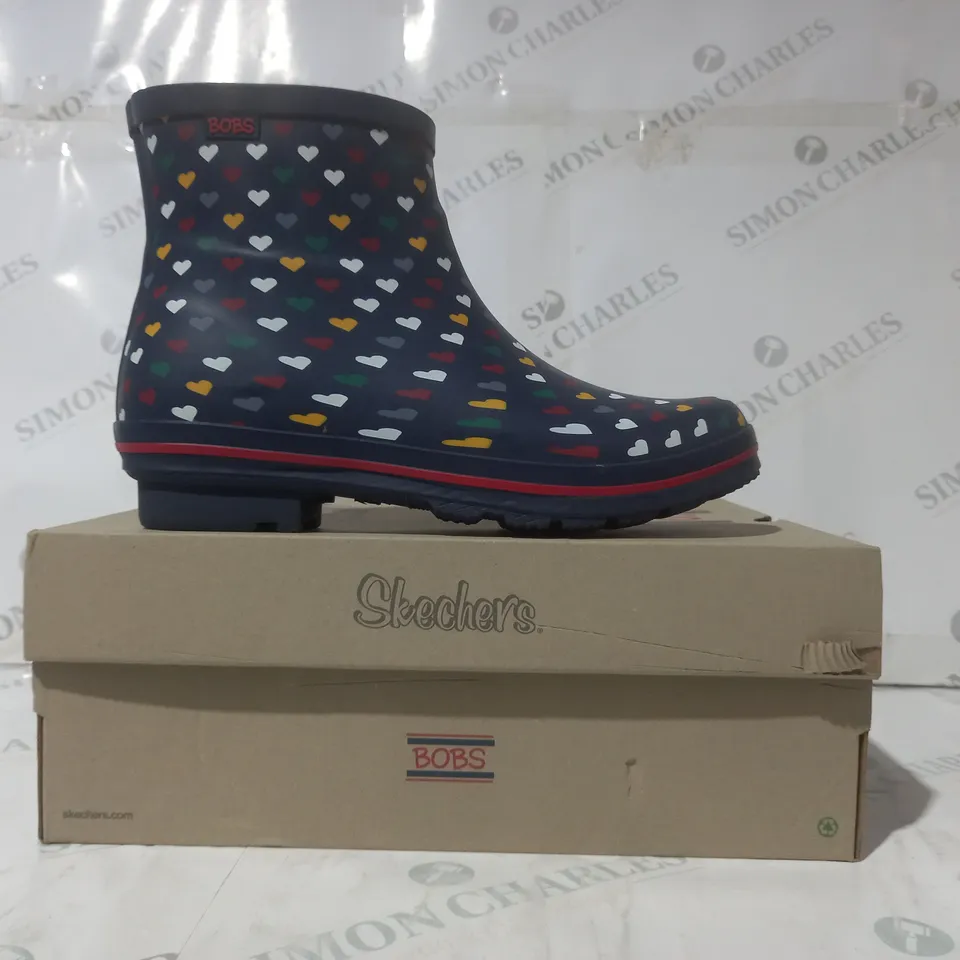 BOXED PAIR OF BOBS FROM SKECHERS RAIN CHECK WELLINGTON BOOTS IN NAVY/MULTICOLOUR EU SIZE 40